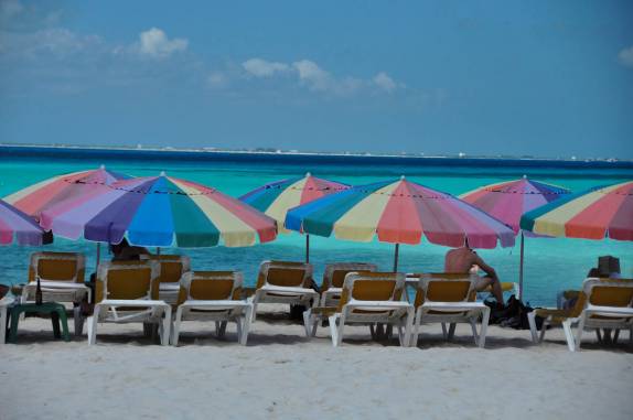 Muitas cores em praia de Isla Mujeres, no litoral sul do México, do lado do Caribe